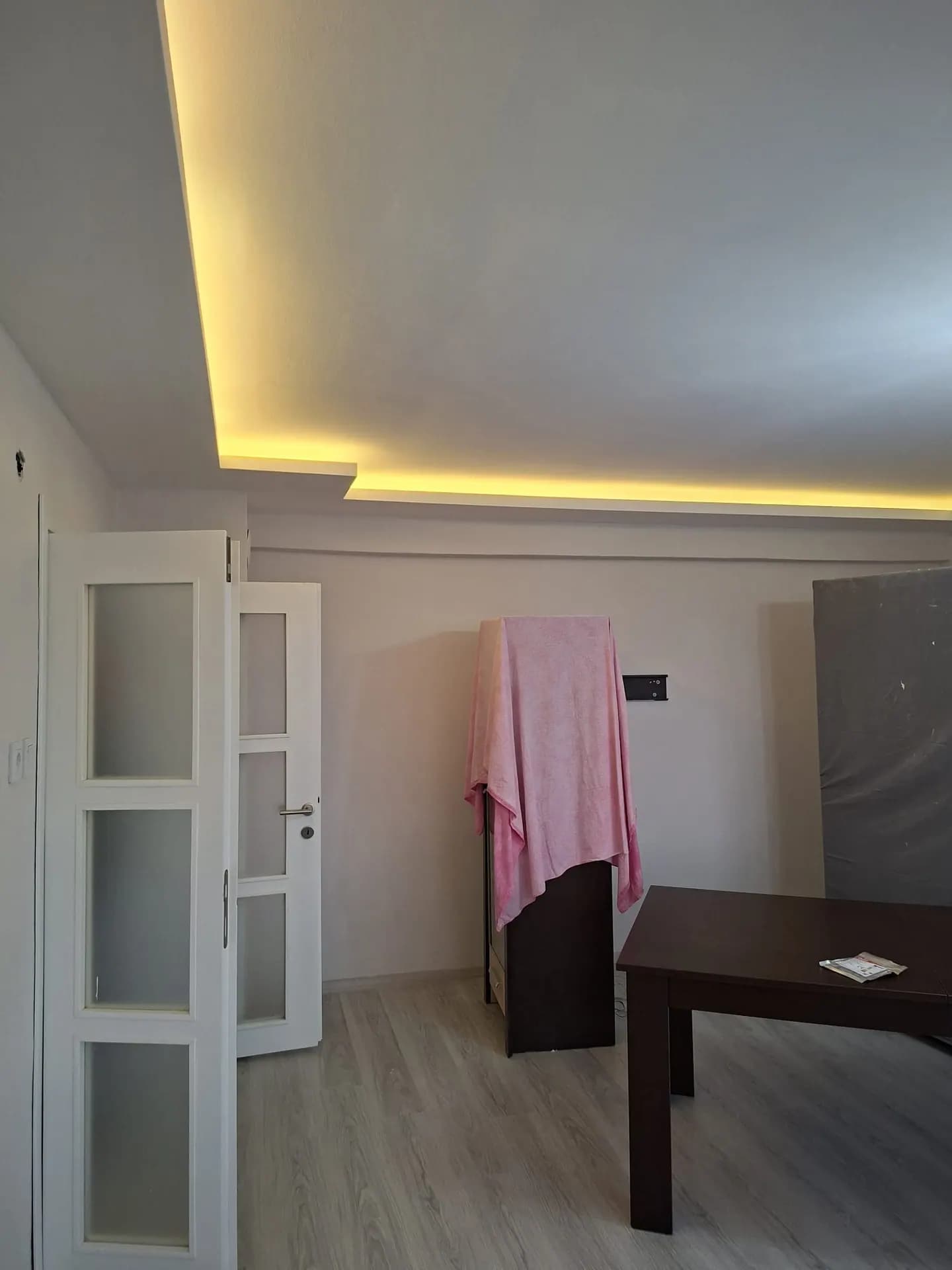 Dolaylı LED ışığı tamamlanmış alçıpan tavan